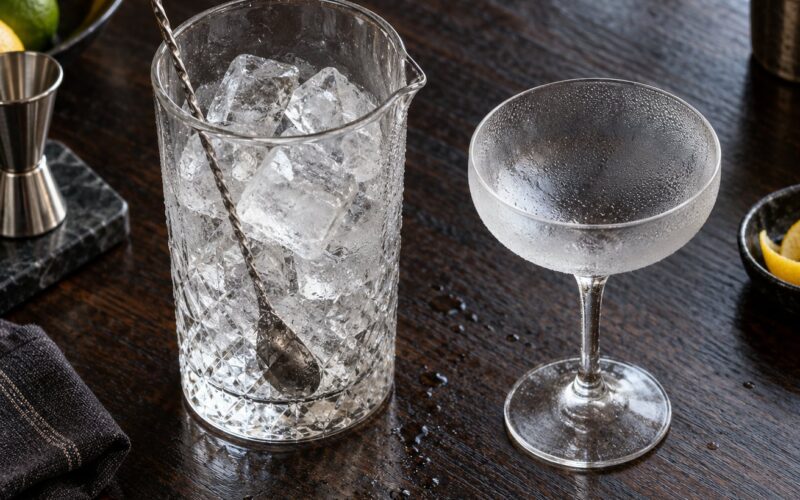 How to Stir a Cocktail and When to Do It (2026) Guide